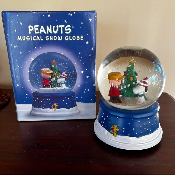 Snoopy Charlie Brown Peanuts Musical Christmas Snow Globe Hallmark - Picture 1 of 5